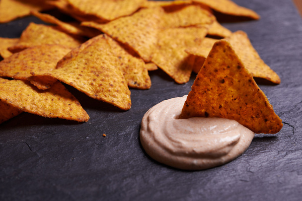 nachos chips and dip sauce - Фото, зображення