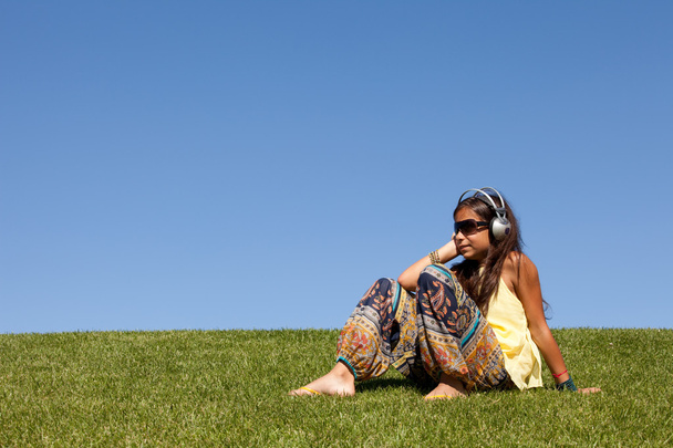Young child listening music - Foto, imagen