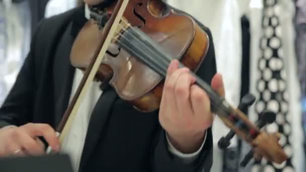 Toca el violín y el violonchelo
 - Metraje, vídeo