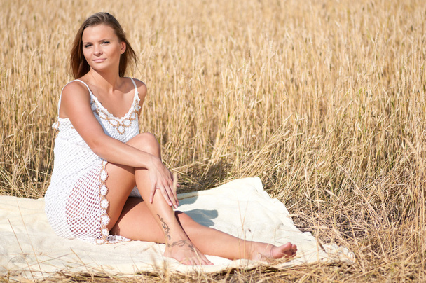 Belle femme posant dans le champ de blé. Pique-nique
. - Photo, image