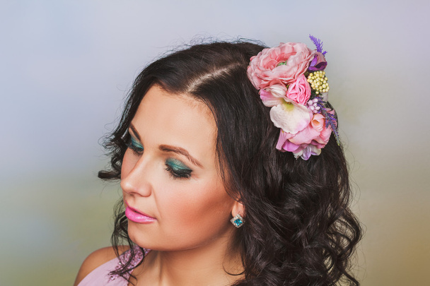 Mujer atractiva con flores hairgrip
 - Foto, Imagen