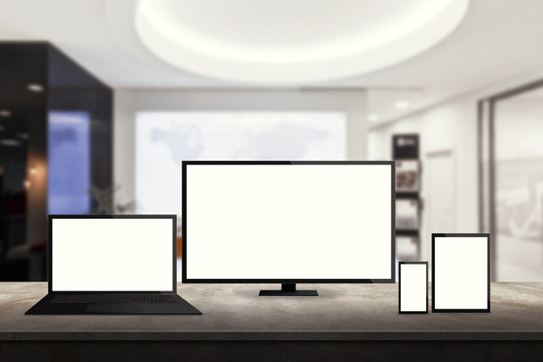 computer reattivo isolato e dispositivi mobili sulla scrivania con sfondo ufficio per la presentazione del modello
 - Foto, immagini