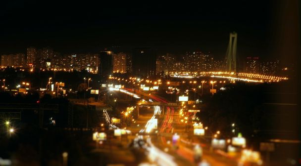 Nacht street en lichten sporen in speelgoed stad stijl - Foto, afbeelding