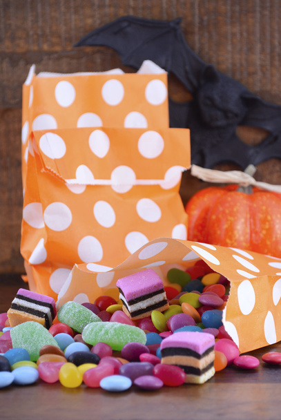 Truco de caramelo de Halloween o bolsas de regalo
 - Foto, imagen