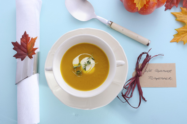 Thanksgiving table setting with pumpkin soup. - Foto, afbeelding