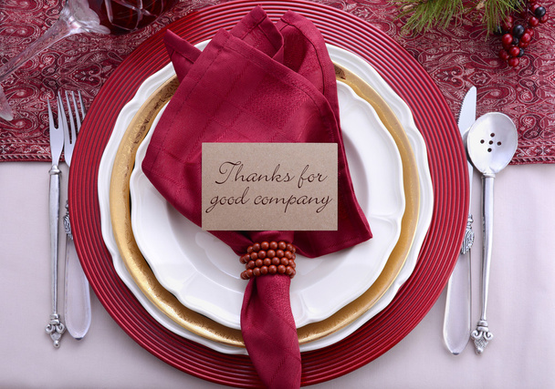 Tema rojo tradicional Ajuste de mesa de Acción de Gracias
. - Foto, imagen