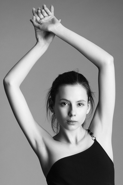 beautiful young model in elegant black dress posing in the studi - Foto, Bild