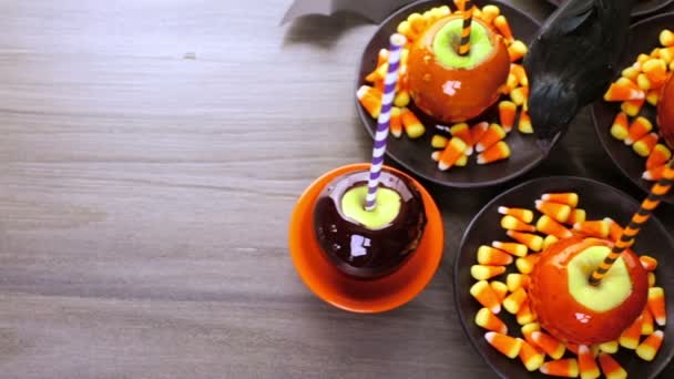 Jabłka cukierki na Halloween - Materiał filmowy, wideo