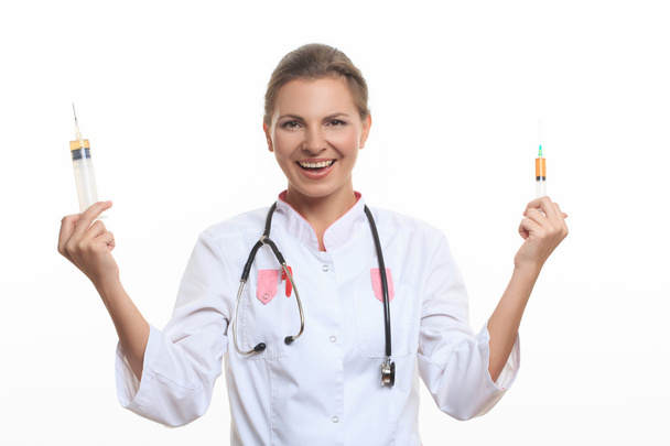 Young female doctor holding a syringe - Foto, afbeelding