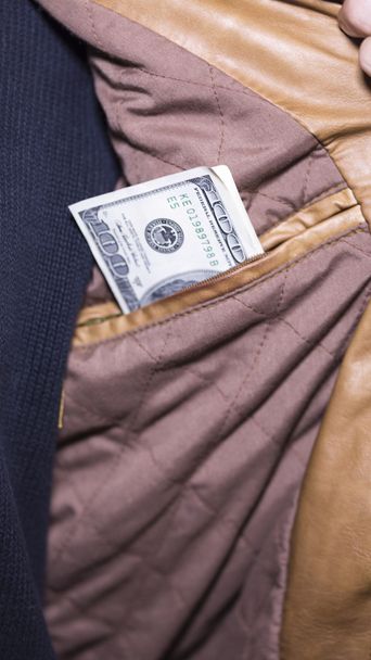 Notas de dinheiro no bolso
 - Foto, Imagem