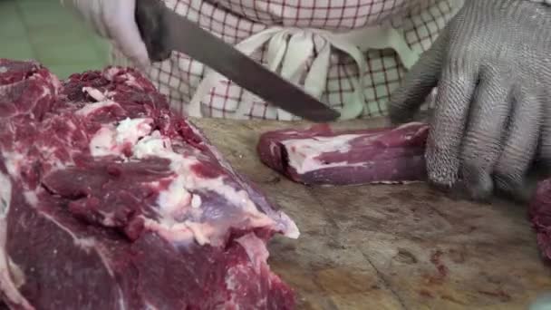 a butcher cutting meat cubes - Felvétel, videó