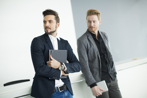 homens jovens no escritório - Foto, Imagem