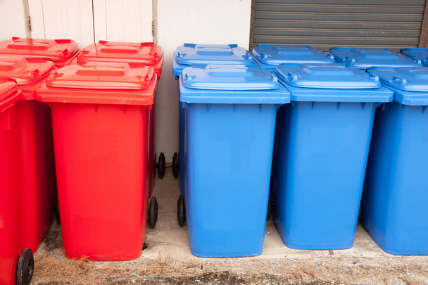 синій червоний для сміття
 - Фото, зображення