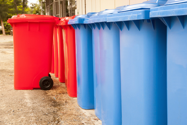 blau rote Mülltonnen - Foto, Bild
