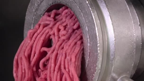 Hachoir mécanique produisant de la viande hachée
 - Séquence, vidéo