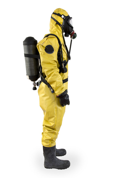 изолированный работник в защитном костюме и дыхательном аппарате
 - Фото, изображение