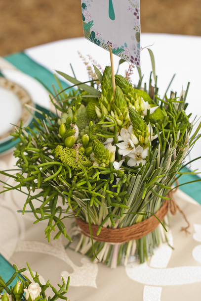 Красиві квіти на столі в день весілля
 - Фото, зображення