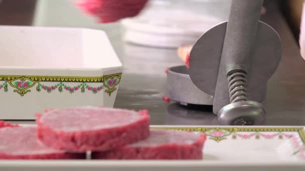 Metzger bereitet einen Burger zu - Filmmaterial, Video
