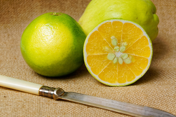 Lime hedelmät lähikuva puinen pöytä
. - Valokuva, kuva