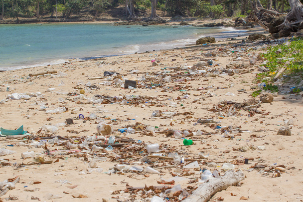 Likainen ranta saarella Little Andaman Intian valtamerellä täynnä muovia. Rannikon ekosysteemien, luonnollisen muovin ja rantojen pilaantuminen
. - Valokuva, kuva