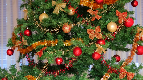 Χριστουγεννιάτικο δέντρο στολισμένο με μπάλες και βροχή - Πλάνα, βίντεο