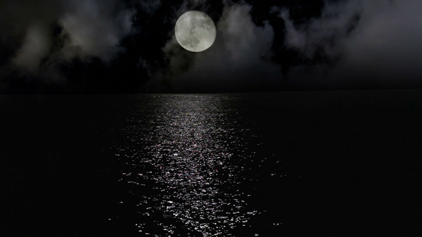 Mondscheinpfad mit niedrigem Narrenmond über dem Meer - Filmmaterial, Video