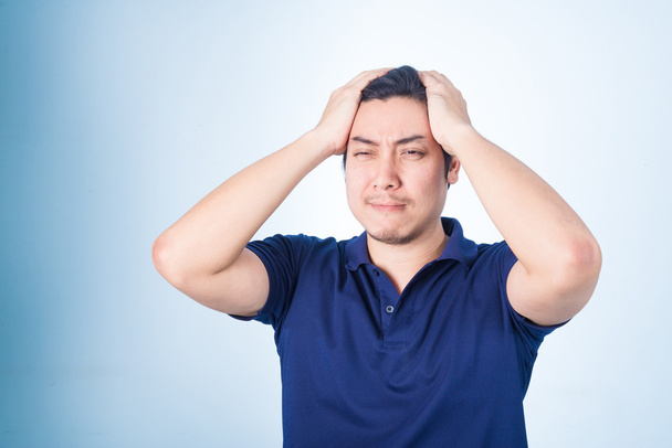 Aziatisch vent met hoofdpijn, of verdrietig, ziek - Foto, afbeelding