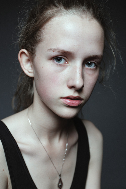 Yakın çekim yüz makyaj olmadan genç kadın portresi. Doğal ben - Fotoğraf, Görsel