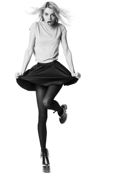 Modelo de chica de moda posando sobre fondo blanco
 - Foto, imagen