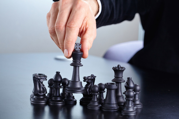 Businessman playing chess - Foto, Bild