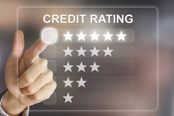 obchodní ruka tlačí úvěrový rating na virtuální obrazovky - Fotografie, Obrázek