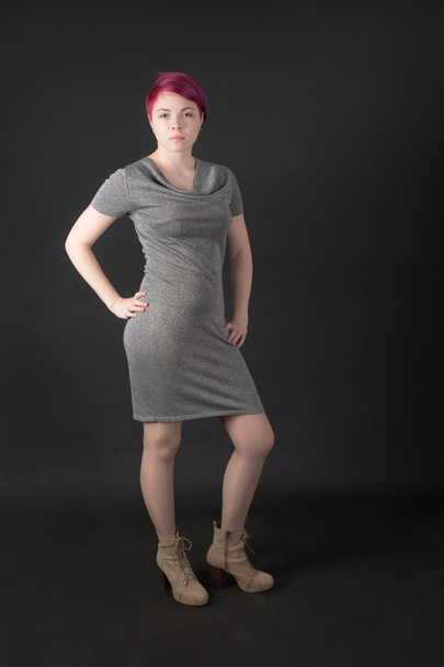 gri elbiseli kız - Fotoğraf, Görsel