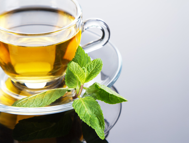 Taza de té con hojas de menta fresca
 - Foto, imagen