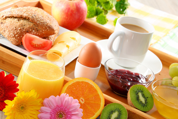Kahve, meyve suyu, yumurta ve rulo ile servis tepsi Servis Kahvaltı - Fotoğraf, Görsel