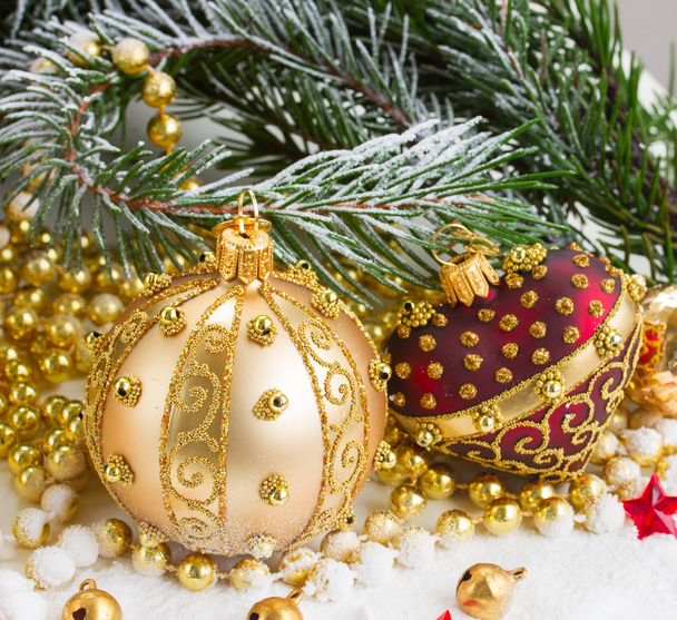 Різдвяне червоне і золоте серце з евегрін-деревом
 - Фото, зображення