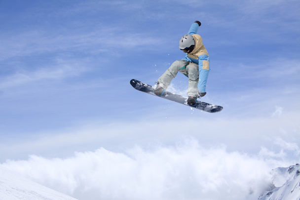 dağlar üzerinde uçan snowboarder - Fotoğraf, Görsel