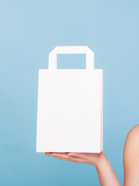 White paper shopping bag with copy space on hand - Zdjęcie, obraz