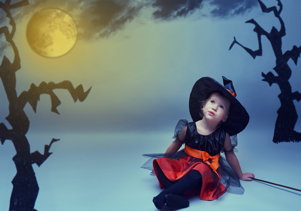 ハロウィーン。夜空の月に飛ぶ小さな魔女の夢 - 写真・画像