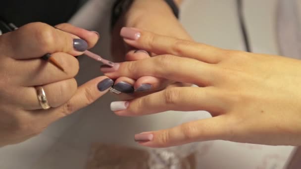 manicure werken met vrouw nagels - Video