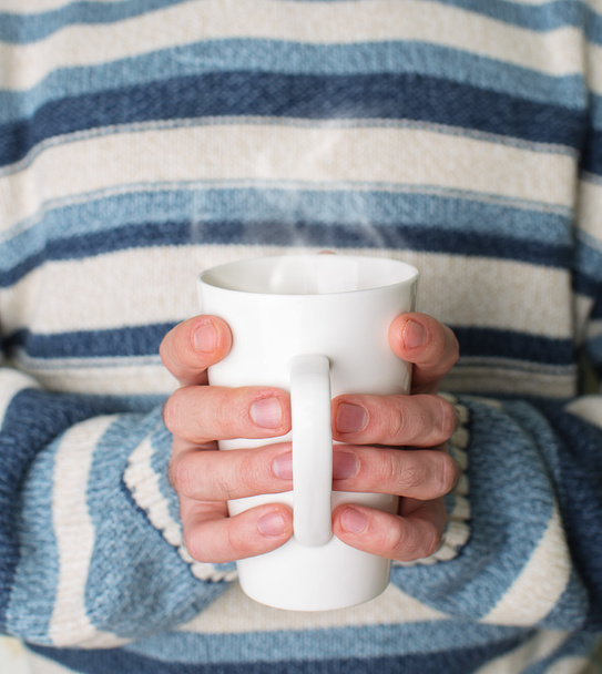 Šálek čaje v ruce s párou - Fotografie, Obrázek