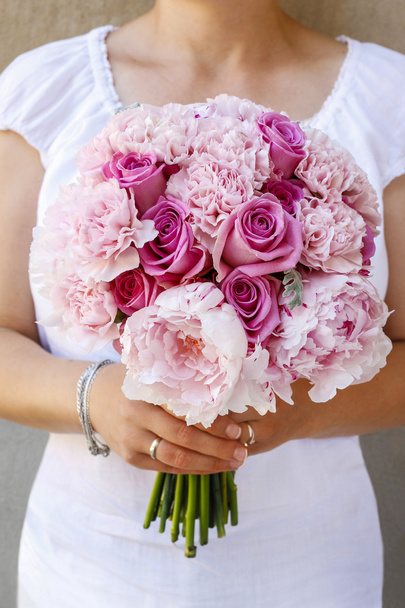 Bruiloft boeket met roze pioenrozen, anjers en rozen - Foto, afbeelding
