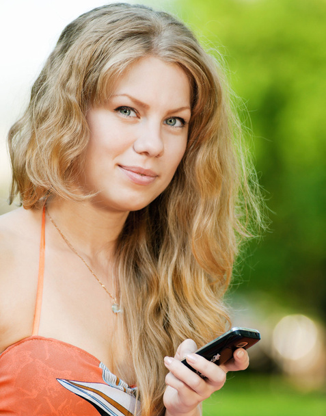 Woman texting on mobile phone - Foto, imagen