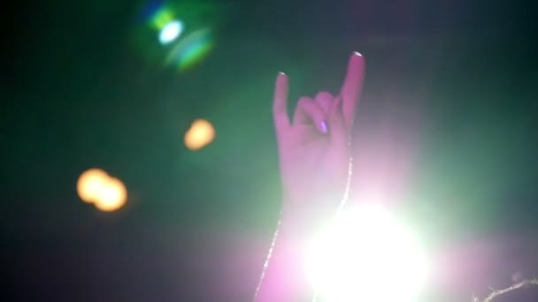 La folla a un concerto con le mani alzate rallentare il movimento 2
 - Filmati, video