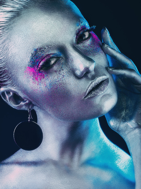 Aluminium girl with pink and purple eyeshadows makeup mua - Foto, imagen