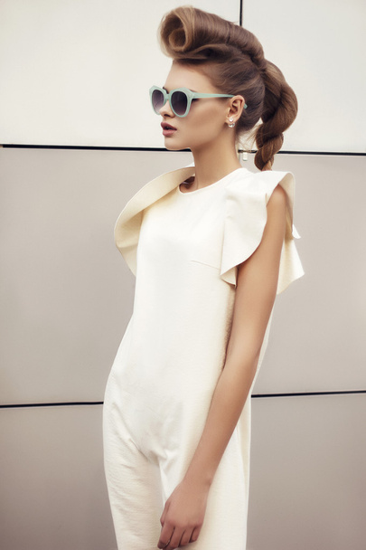 Kaunis tyttö valkoinen mekko kihara tukka on hitech tausta
 - Valokuva, kuva