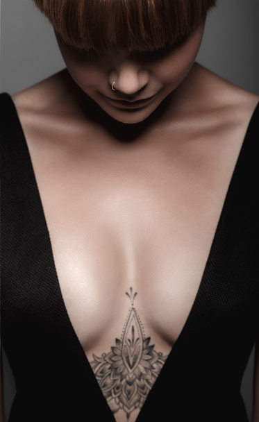 Καυτό σέξι υγρή κορίτσι με τατουάζ σε μαύρο χρώμα - Φωτογραφία, εικόνα