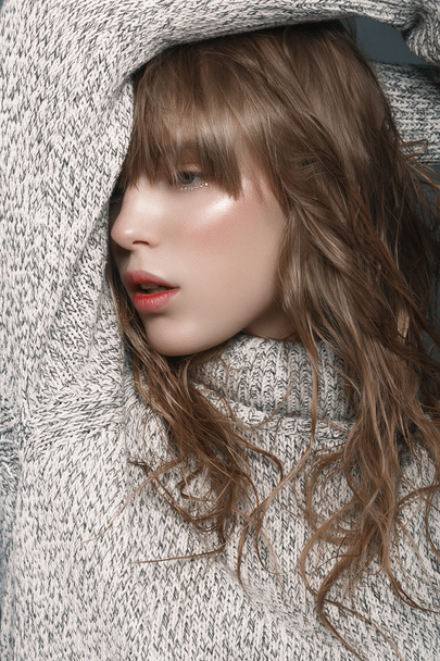 Retrato de uma jovem no estúdio de suéter
 - Foto, Imagem
