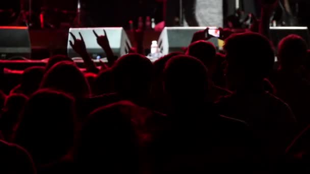 Fan-Schar tanzt während Konzert-Zeitlupe nahe der Bühne - Filmmaterial, Video