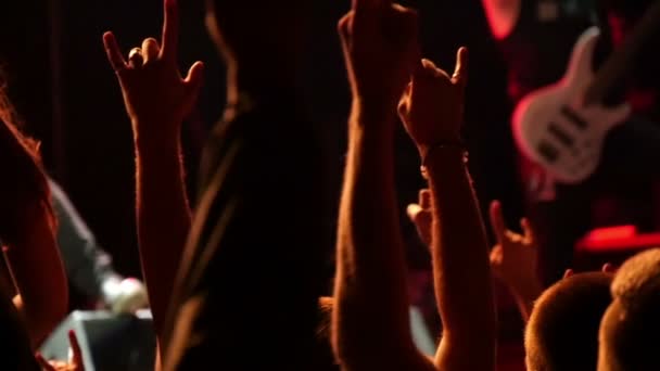 Audiencia levantando las manos en cámara lenta
 - Metraje, vídeo