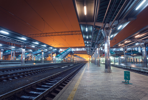 夜の鉄道駅。霧の駅のプラットフォーム。鉄道 - 写真・画像